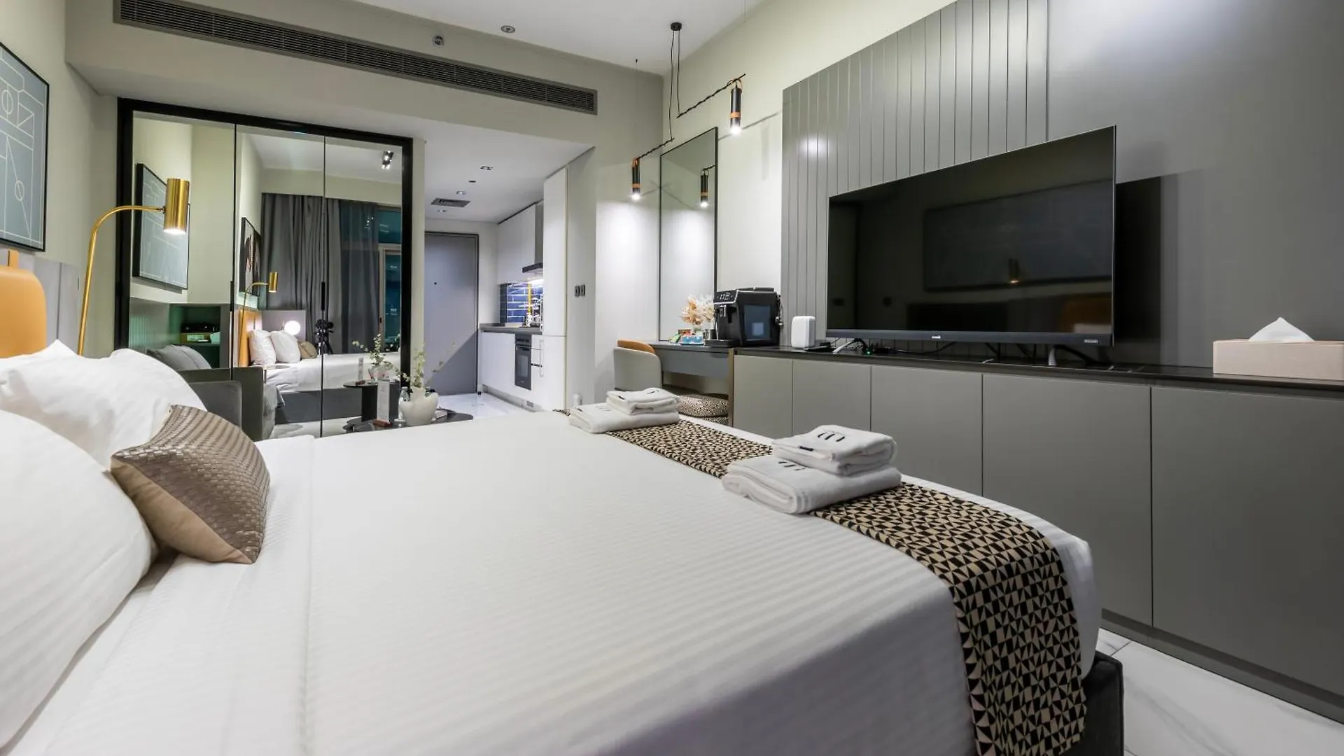Canal View Studio Downtown - Near Dubai Mall & Burj Khalifa - Mag 318 0*,  United Arab Emirates
